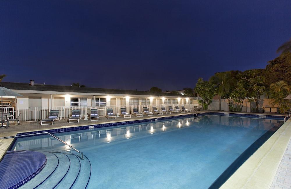 Days Inn By Wyndham Miami Airport North Miami Springs Exterior photo
