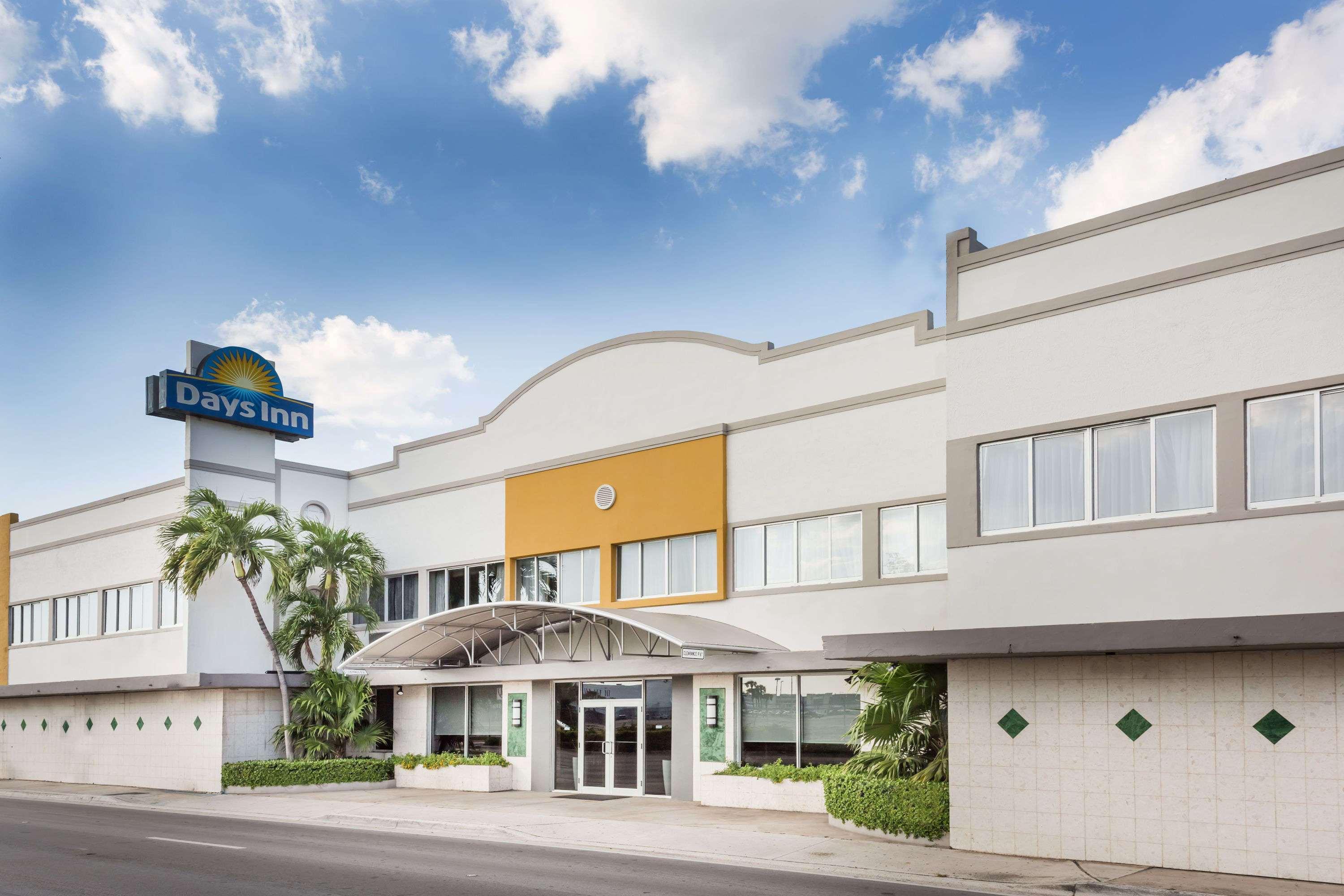 Days Inn By Wyndham Miami Airport North Miami Springs Exterior photo