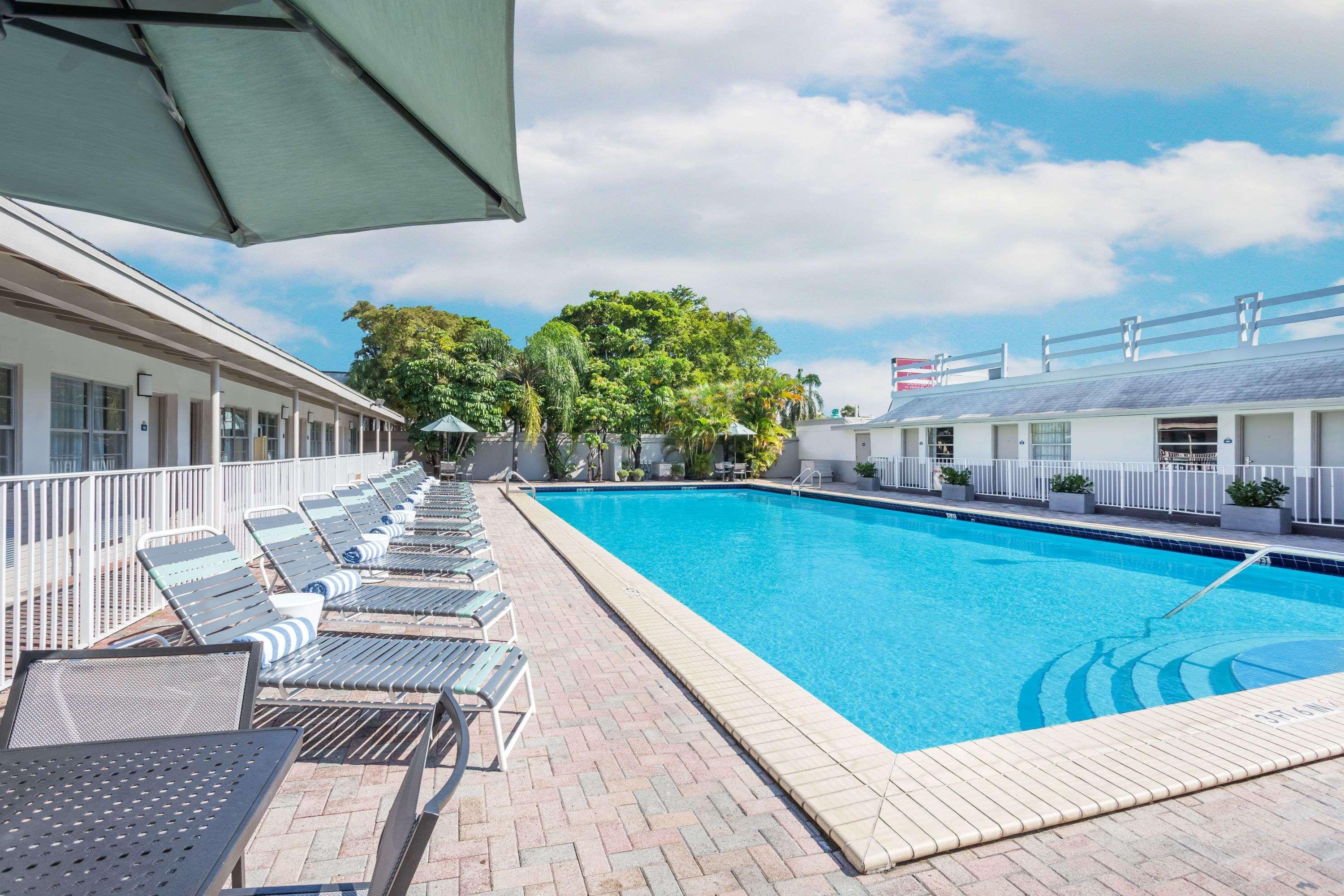 Days Inn By Wyndham Miami Airport North Miami Springs Exterior photo