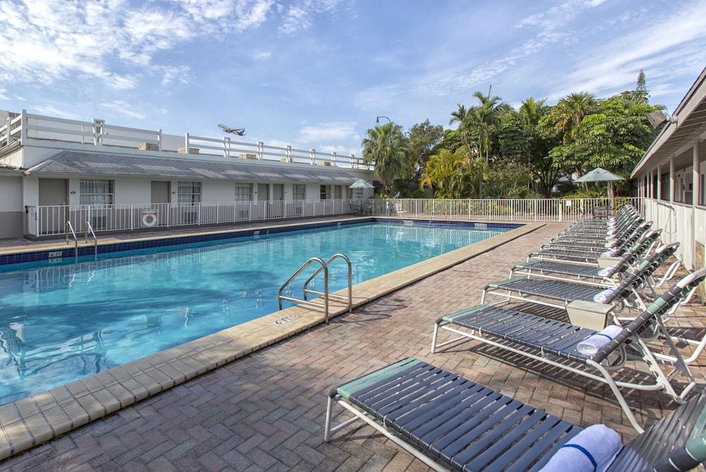 Days Inn By Wyndham Miami Airport North Miami Springs Exterior photo