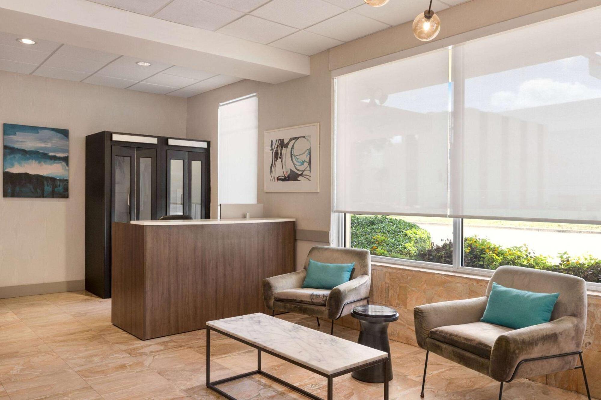 Days Inn By Wyndham Miami Airport North Miami Springs Exterior photo