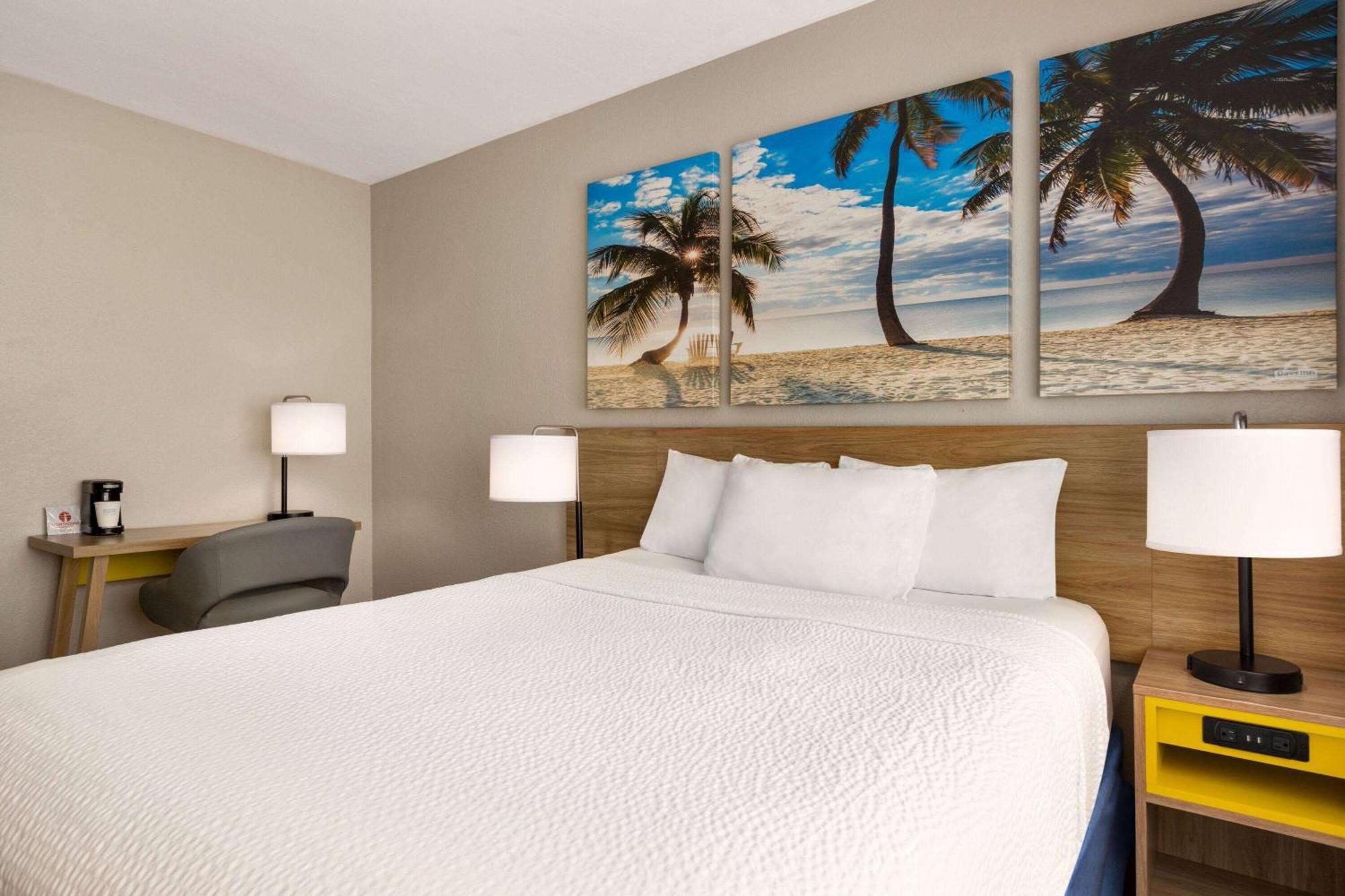 Days Inn By Wyndham Miami Airport North Miami Springs Exterior photo