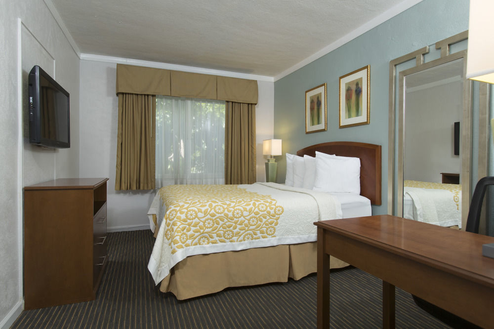 Days Inn By Wyndham Miami Airport North Miami Springs Exterior photo